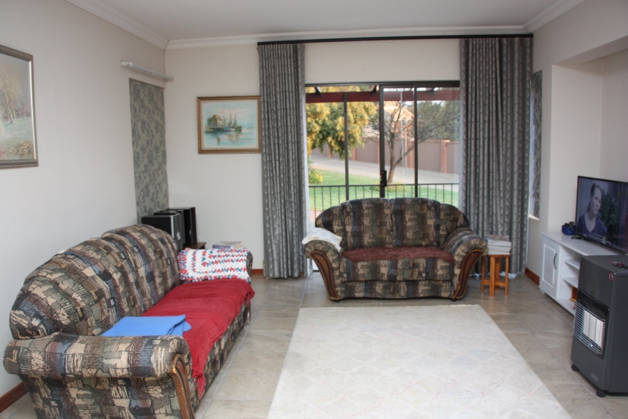 2 Bedroom Property for Sale in Langenhovenpark Free State